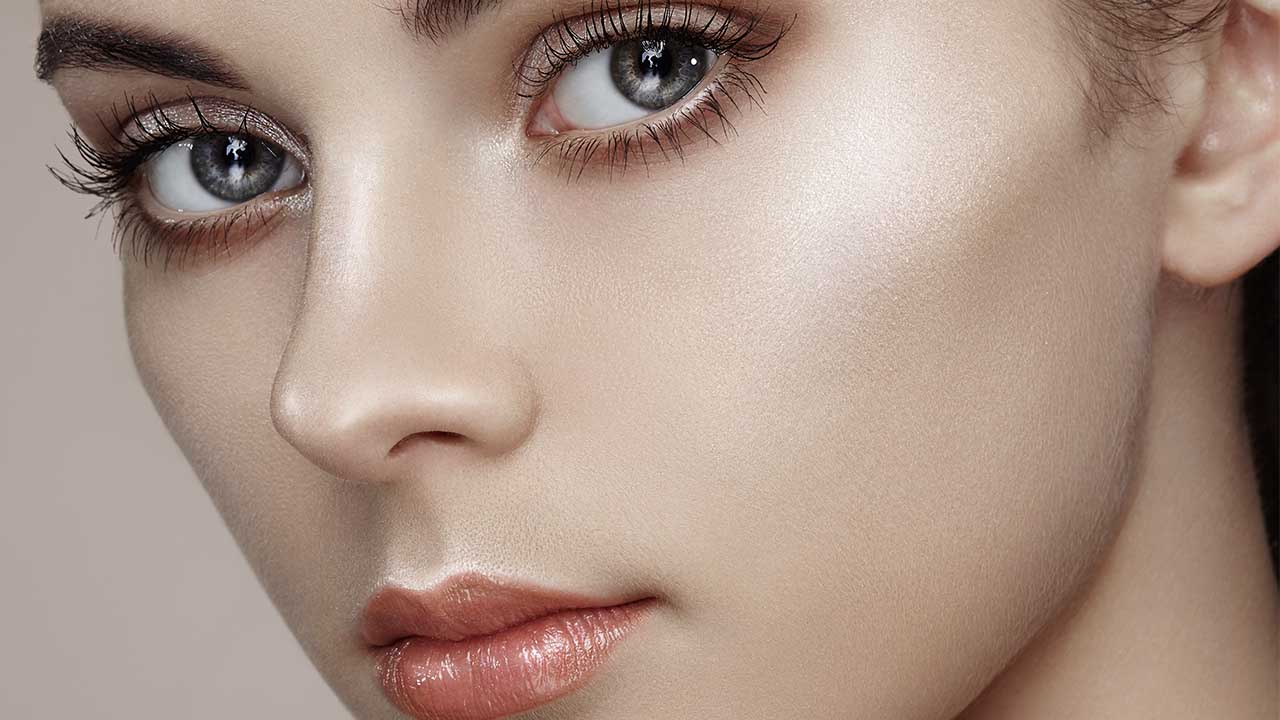 How to Use Highlighter on Your Face: 4 Ways to Get the Glow
